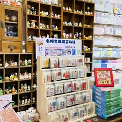 赤い本のネットの赤い同型のアイデアの古風のお笑いのブローチの高い顔の価値があります。