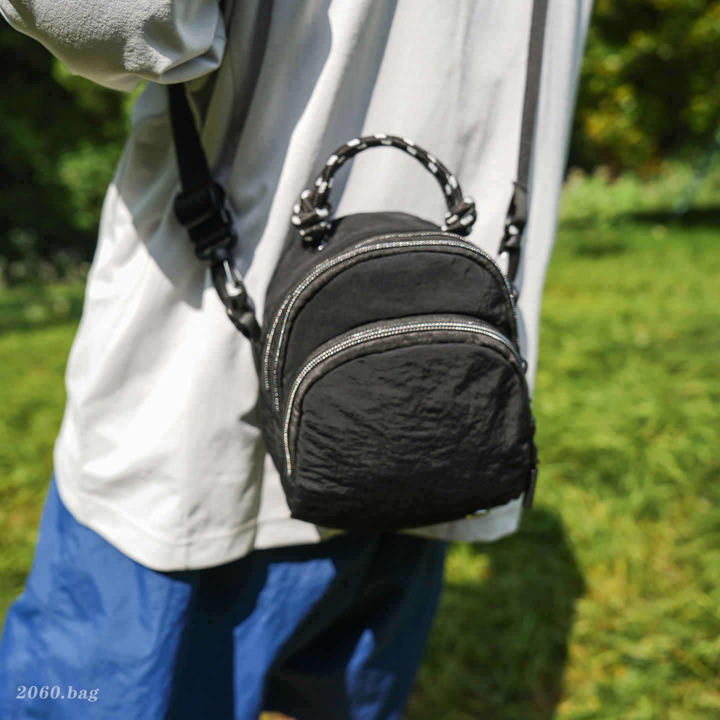 Simple mochila ligera nueva moda 2026 bolsos al aire libre nicho de hombro con el mismo teléfono móvil de nylon para hombres y mujeres