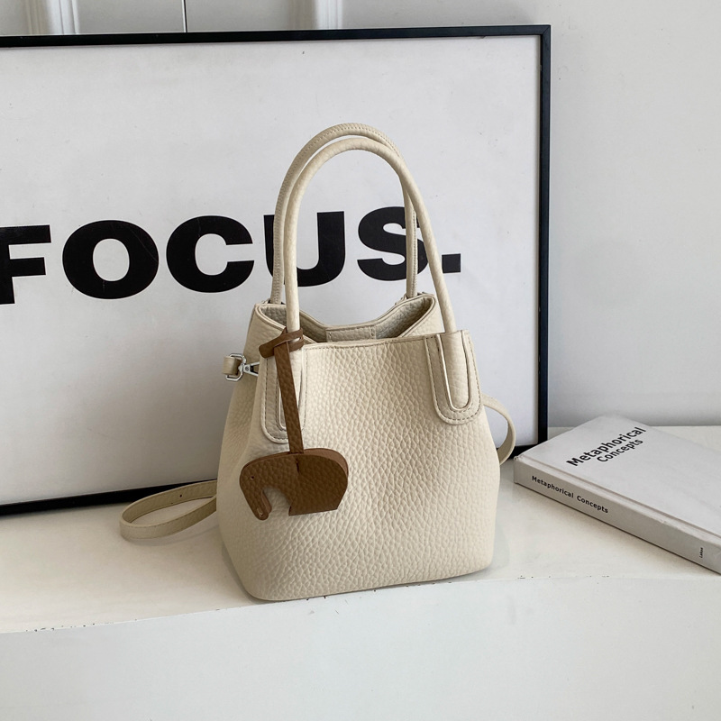 Bolso de estilo extranjero de alta gama, bolso de mujer de verano 2024, nuevo y popular bolso de mano de moda súper caliente, bolso de cubo de agua de mano