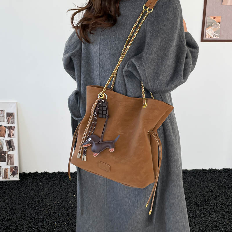 Bolsa de cubo de hombro de seda de alta calidad, bolso de cadena de estilo exterior, bolso para mujeres 2025 nuevo bolso de mochila