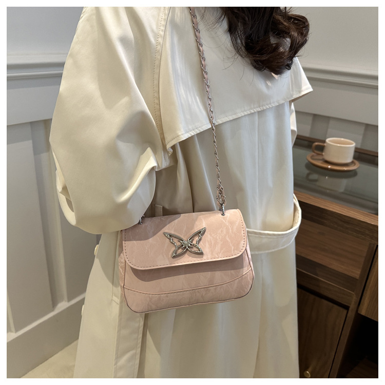 This is a trendy, casual, fashionable and simple crossbody bag for women with a niche design in the autumn of 2024 undefined