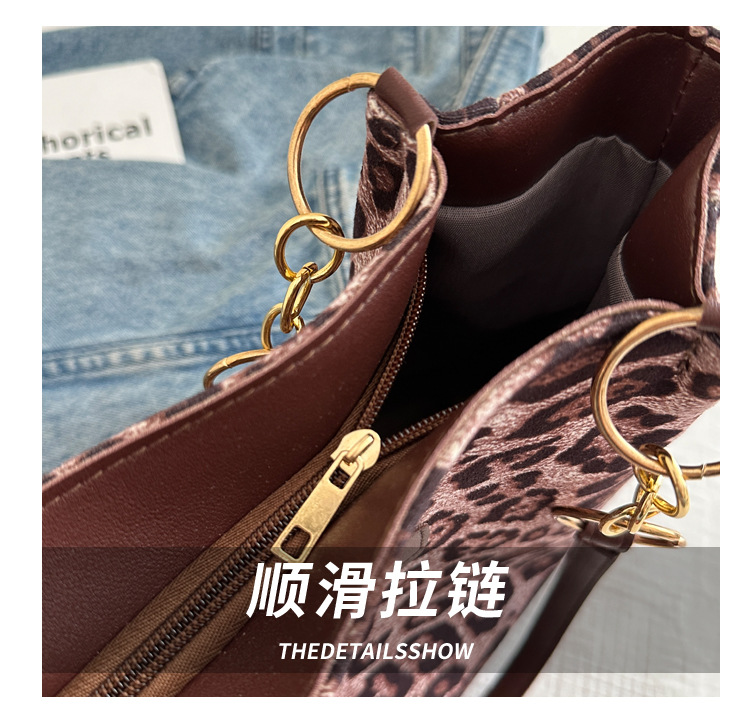 A new velvet leopard print single-shoulder bag and hand-held tote bag for women's casual commuting in autumn and winter 2024 undefined