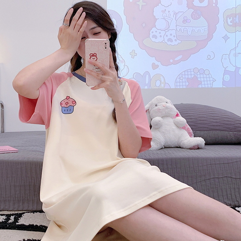 Camisón de longitud media con almohadillas para el pecho para mujer, nuevo estilo de verano 2025, diseño de dibujos animados de manga corta de algodón puro, se puede usar en exteriores, ropa de estar por casa.