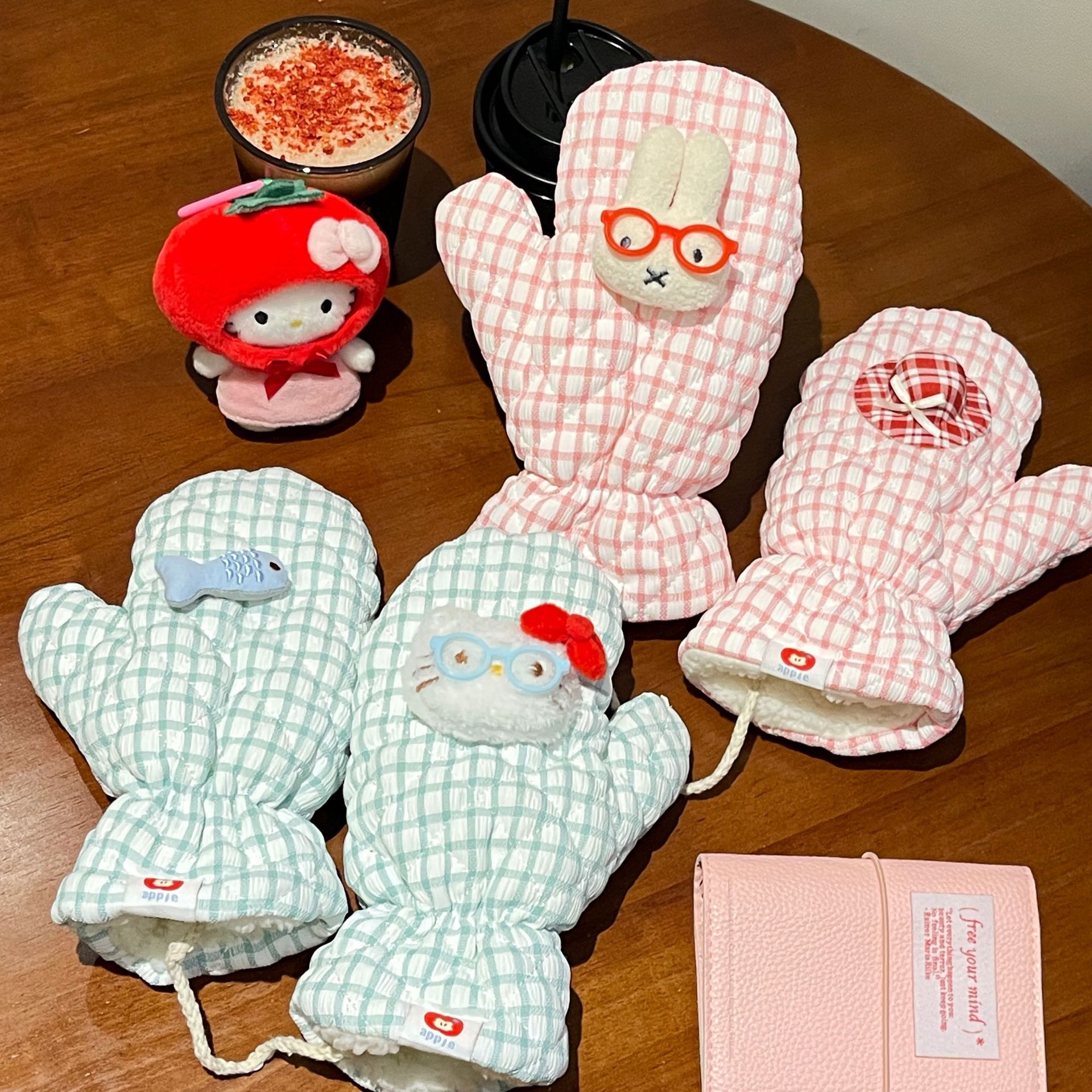 2025 nuevo guantes rojos de invierno de peluche con dedos de red para mujeres calientes de peluche al aire libre guantes de estudiantes a prueba de frío