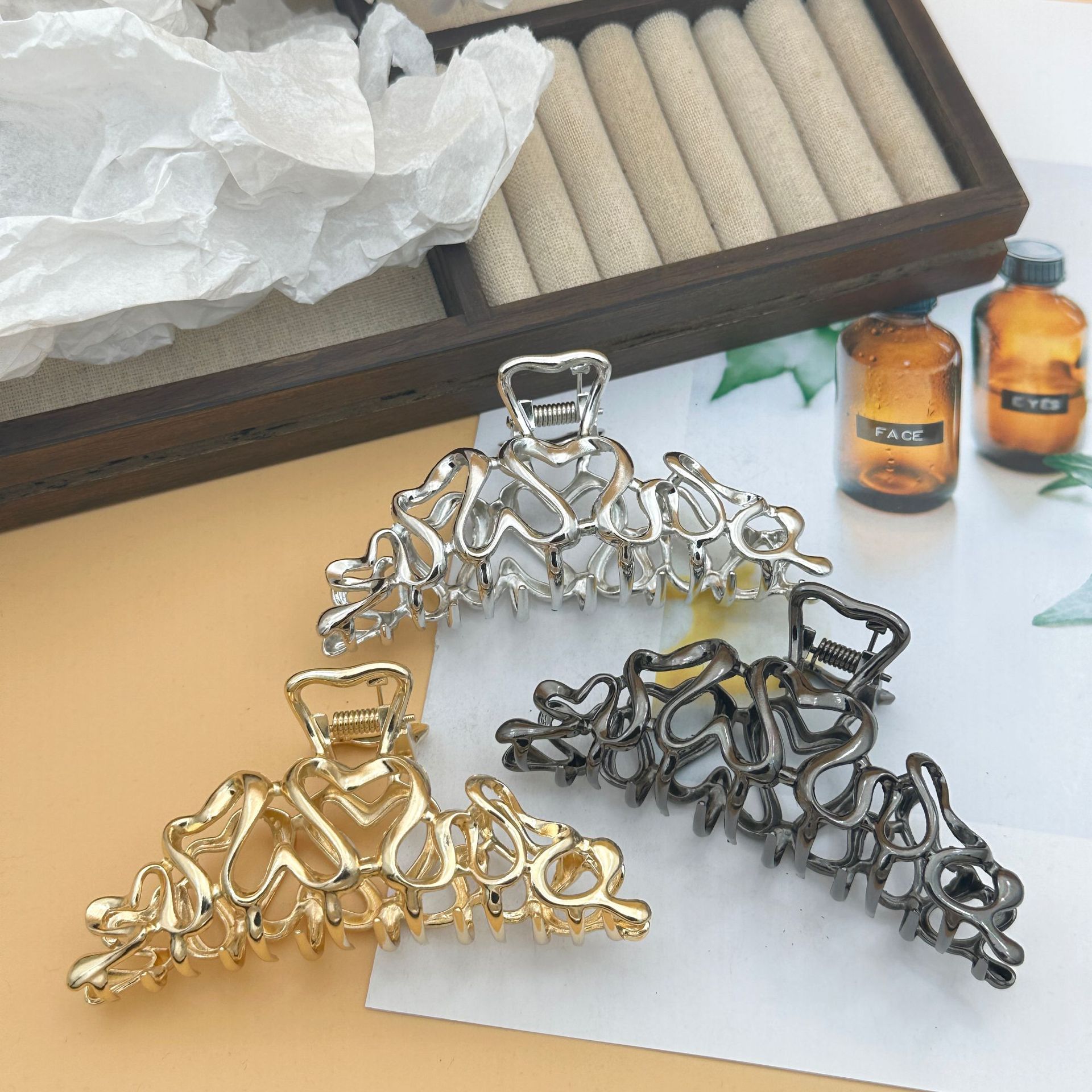 48g Weight Casual Retro Women's Solid Color Metal Plating Hair Claws