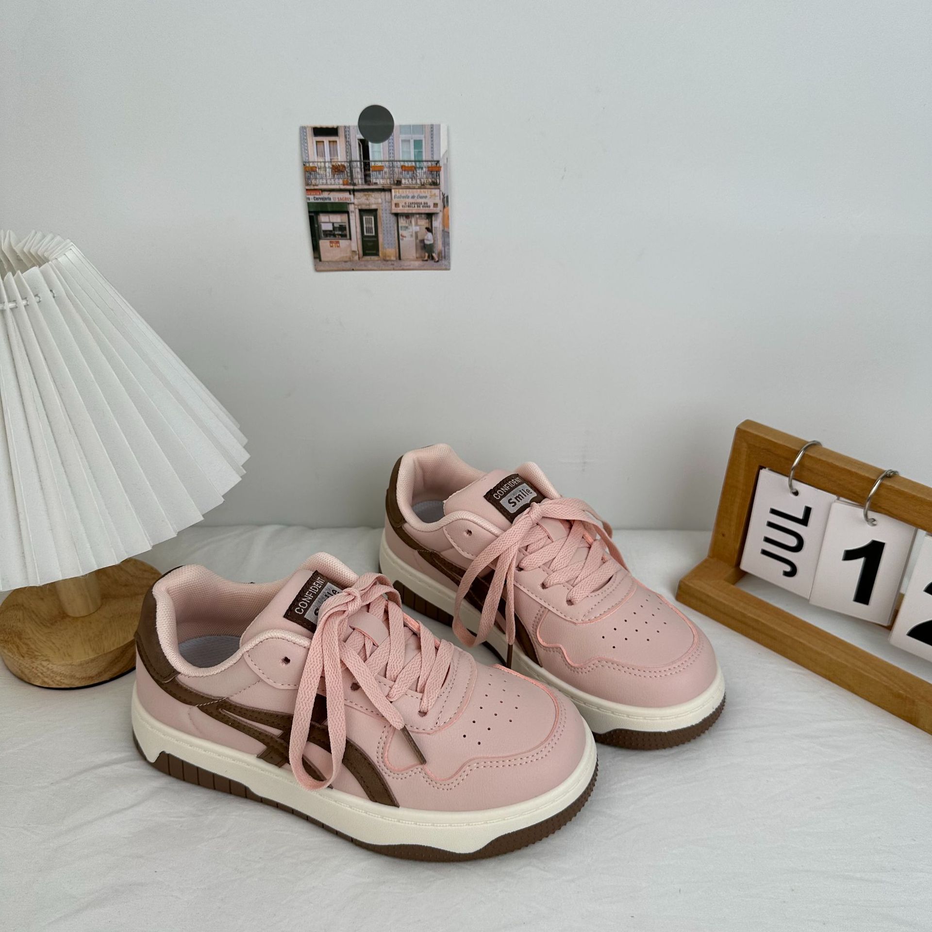 Zapatos blancos transpirables de otoño planos para mujeres 2024 nuevos estudiantes de zapatos deportivos de entrenamiento alemán en zapatos casuales coreanos image 5