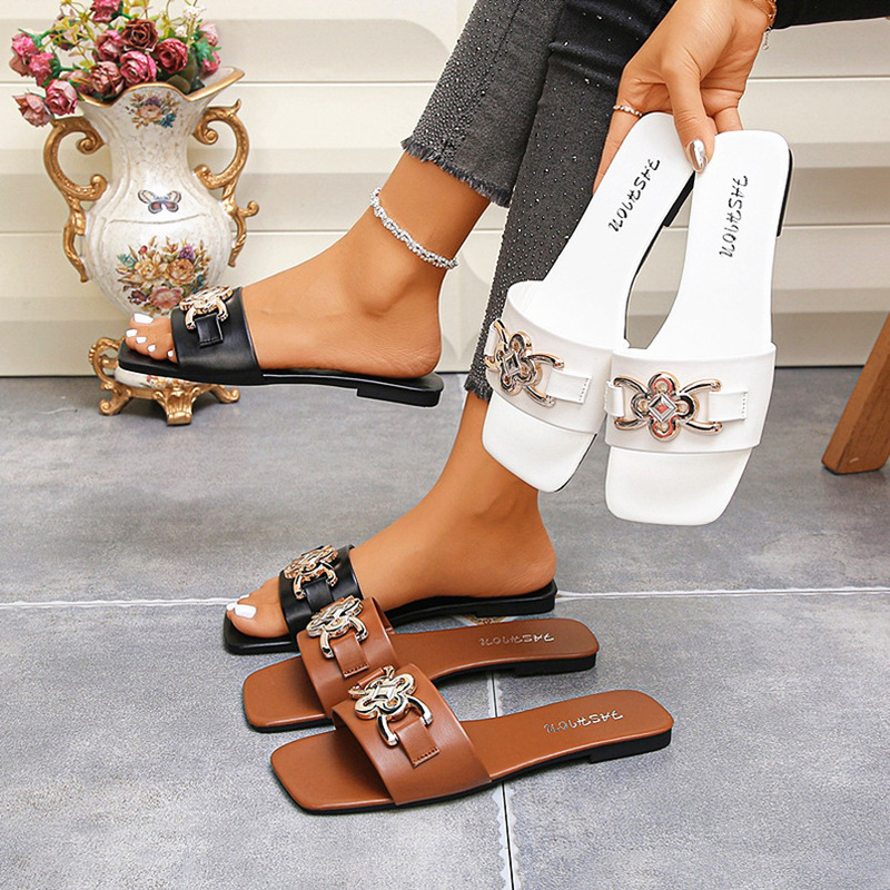 Flat Metal Chain Slip-On Sandals 2025 Summer New Cross-Border Large Size Fashion Outdoor Beach Sandals for Women Flat Metal Chain Slip-On Sandals 2025 Summer New Cross-Border Large Size Fashion Outdoor Beach Sandals for Women