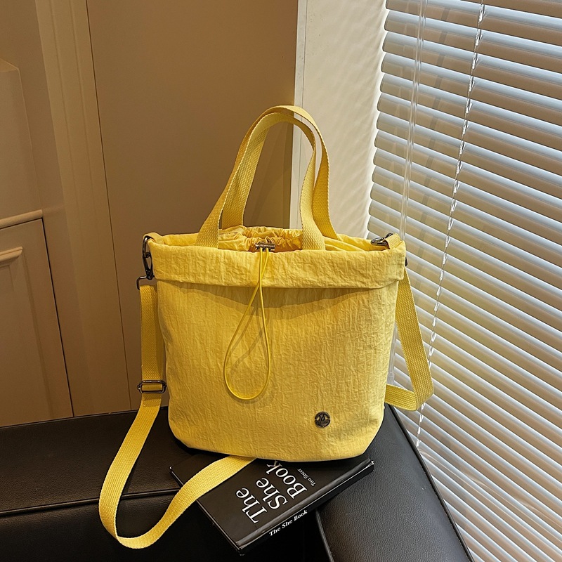 Bolso de lona para mujer 2025 nuevo bolso de cubo ligero y casual bolso de hombro portátil bolso de mensajero deportivo de fitness de gran capacidad