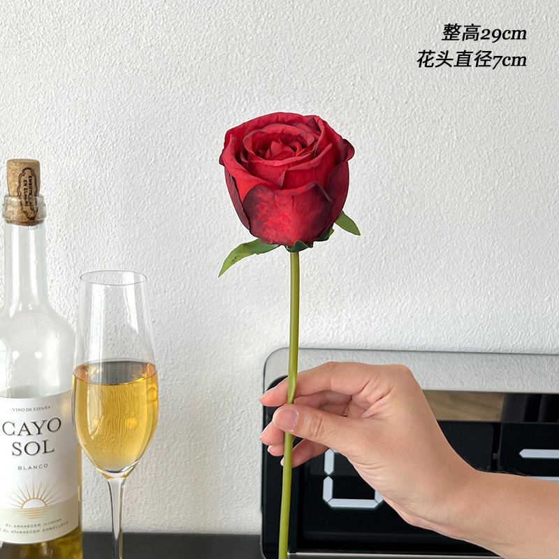 1 rosa de diamante com borda grelhada vermelha