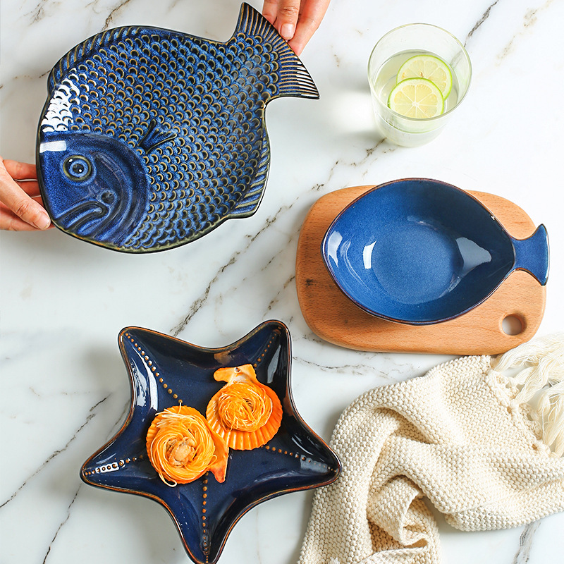 Placa de cerámica de forma especial creativa de estilo japonés hogar plato de pescado azul al por mayor horno esmalte vajilla suministro directo de fábrica placa de cerámica