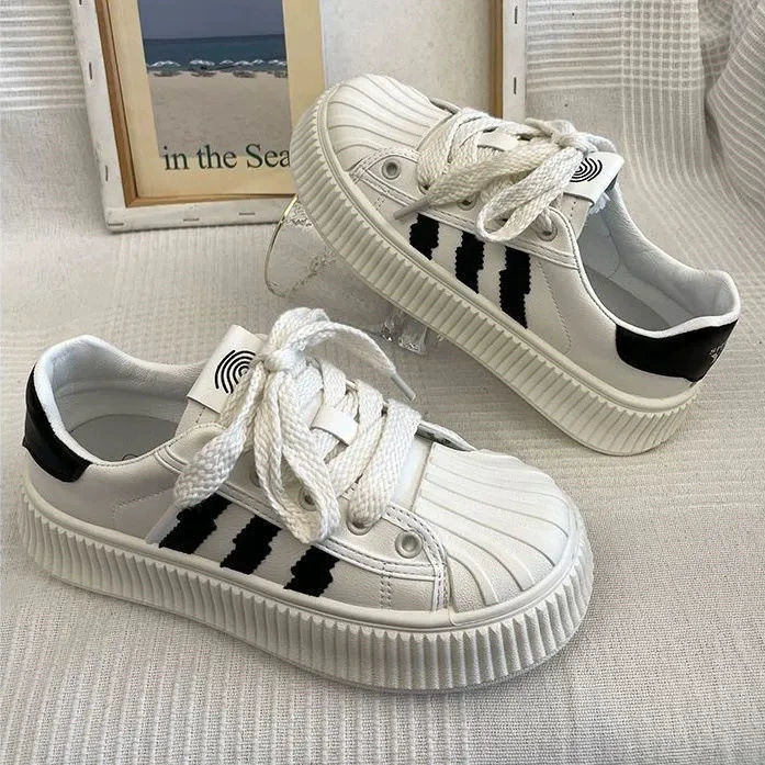Белые женские туфли со знаменитостями в Интернете, супер популярные весенне-осенние кроссовки 2024, новые повседневные кроссовки в гонконгском стиле, туфли для печенья на толстой подошве