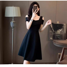 拉夏贝尔品牌赫本风连衣裙2024夏季小个子高端显瘦露肩吊带小黑裙