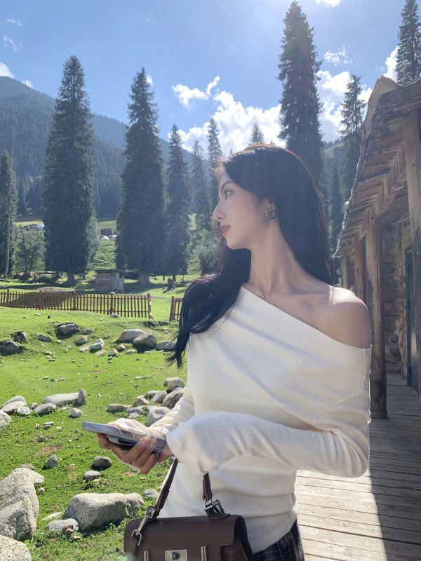 MULVAN 红色斜肩针织衫女高级设计感小众气质修身一字肩长袖上衣|undefined