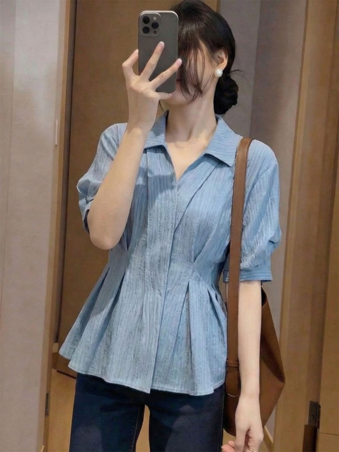 Áo sơ mi polo nữ tay ngắn cổ bẻ, dáng suông thắt eo, phối bồng nhẹ — màu xanh nhạt
