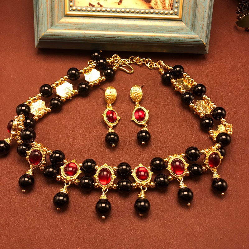 Retro classic black necklace