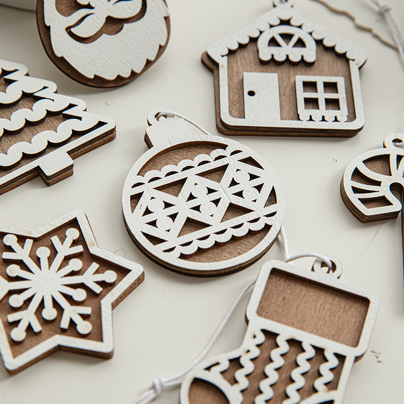 クリスマスの新しいdiyショーウインドーはクリスマスの装飾品を飾っています。|undefined