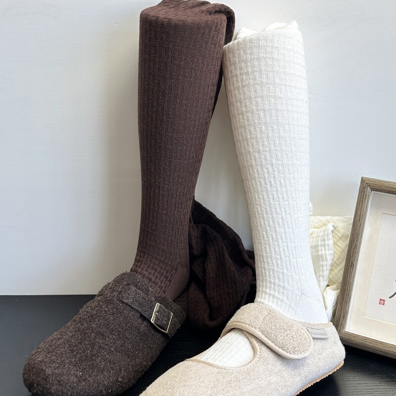 Melard Coffee-Colored Leggings with a Fall-Winter Vibe, Knitted Micro-Checkered Micro-Pressure Tights for Girls, Paired with a Short Skirt Melard Coffee-Colored Leggings with a Fall-Winter Vibe, Knitted Micro-Checkered Micro-Pressure Tights for Girls, Paired with a Short Skirt