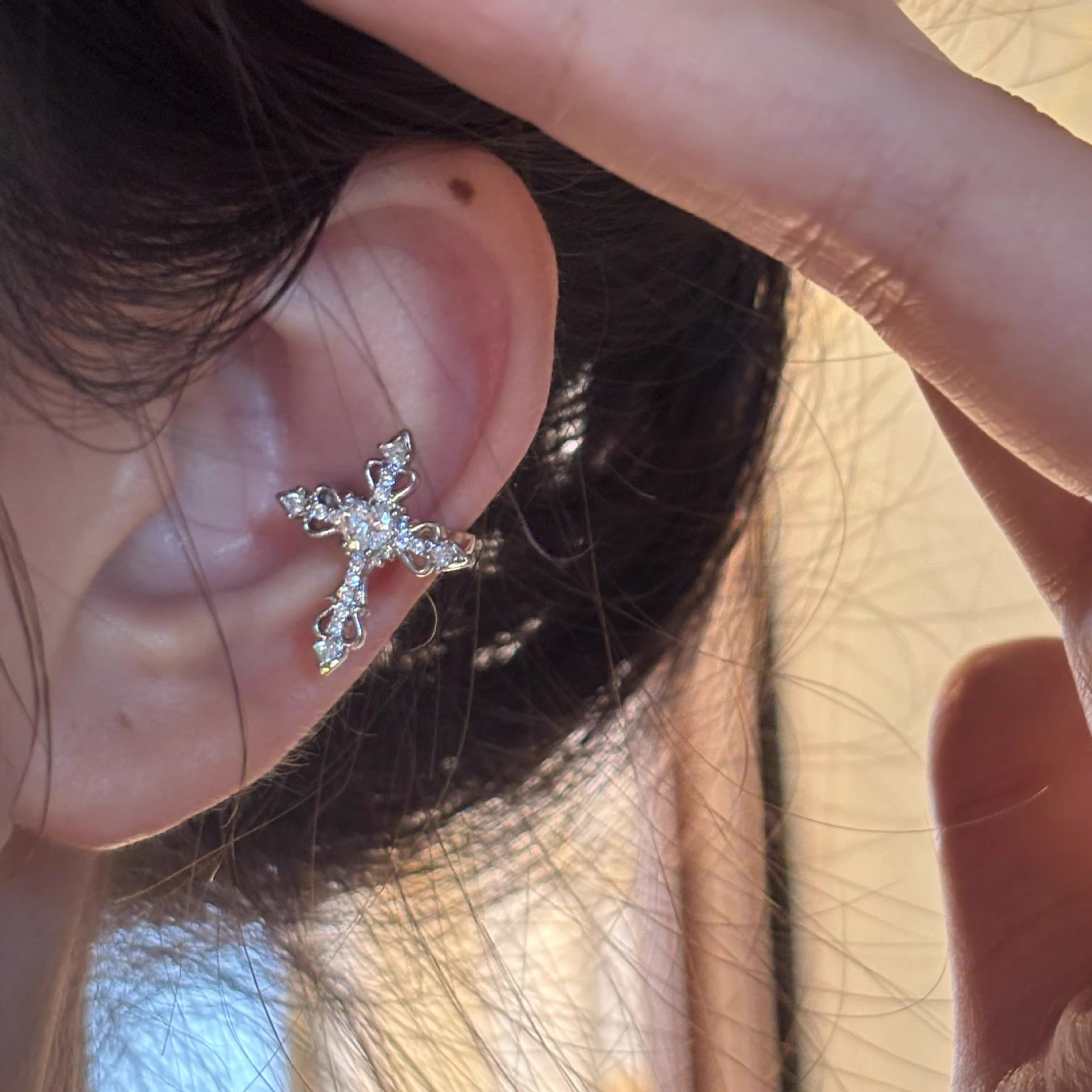 Unique and Stylish Versatile Design Full Diamond Cross Ear Cuff Exquisite Light Luxury Super Shiny Ear Jewelry Wholesale