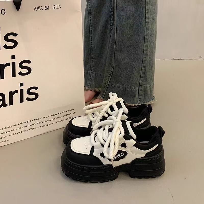 Zapatos de suela gruesa originales de nicho para mujeres primavera de 2025 nuevos zapatos blancos de estilo universal zapatos deportivos casuales coreanos