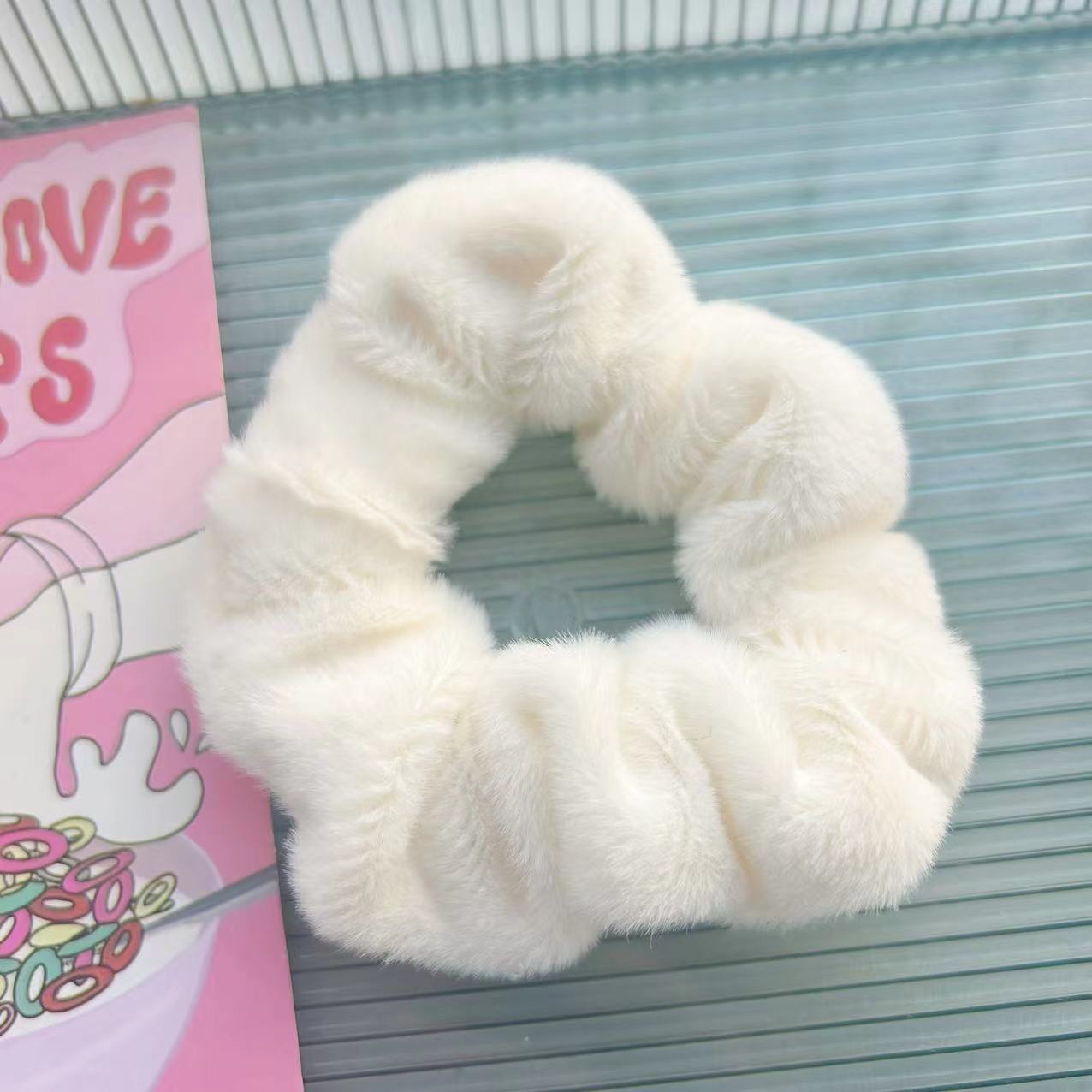 Otoño y invierno simple de color sólido de peluche collar de intestino elástico cabello de la cabeza de la niña detrás del anillo de cabello de la cabeza