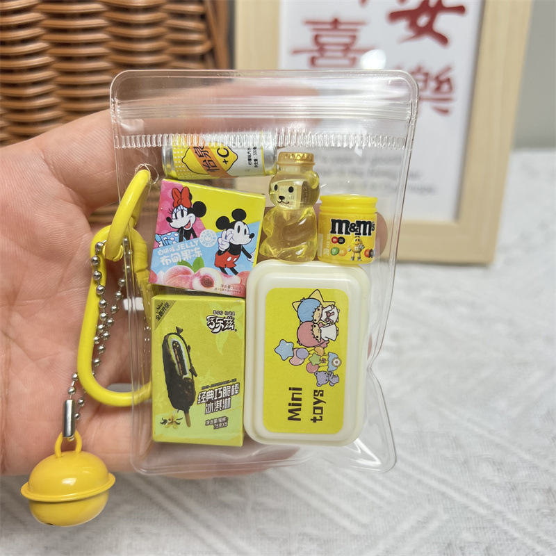 かわいいミニチュアの鼻の子供が食事をして遊んでいます。|undefined