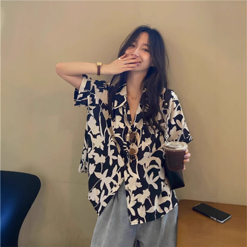 Women's Floral Shirt Short Sleeve Summer 2025 New Hong Kong Style Retro Loose Top Holiday Style Casual Shirt Trendy Women's Floral Shirt Short Sleeve Summer 2025 New Hong Kong Style Retro Loose Top Holiday Style Casual Shirt Trendy