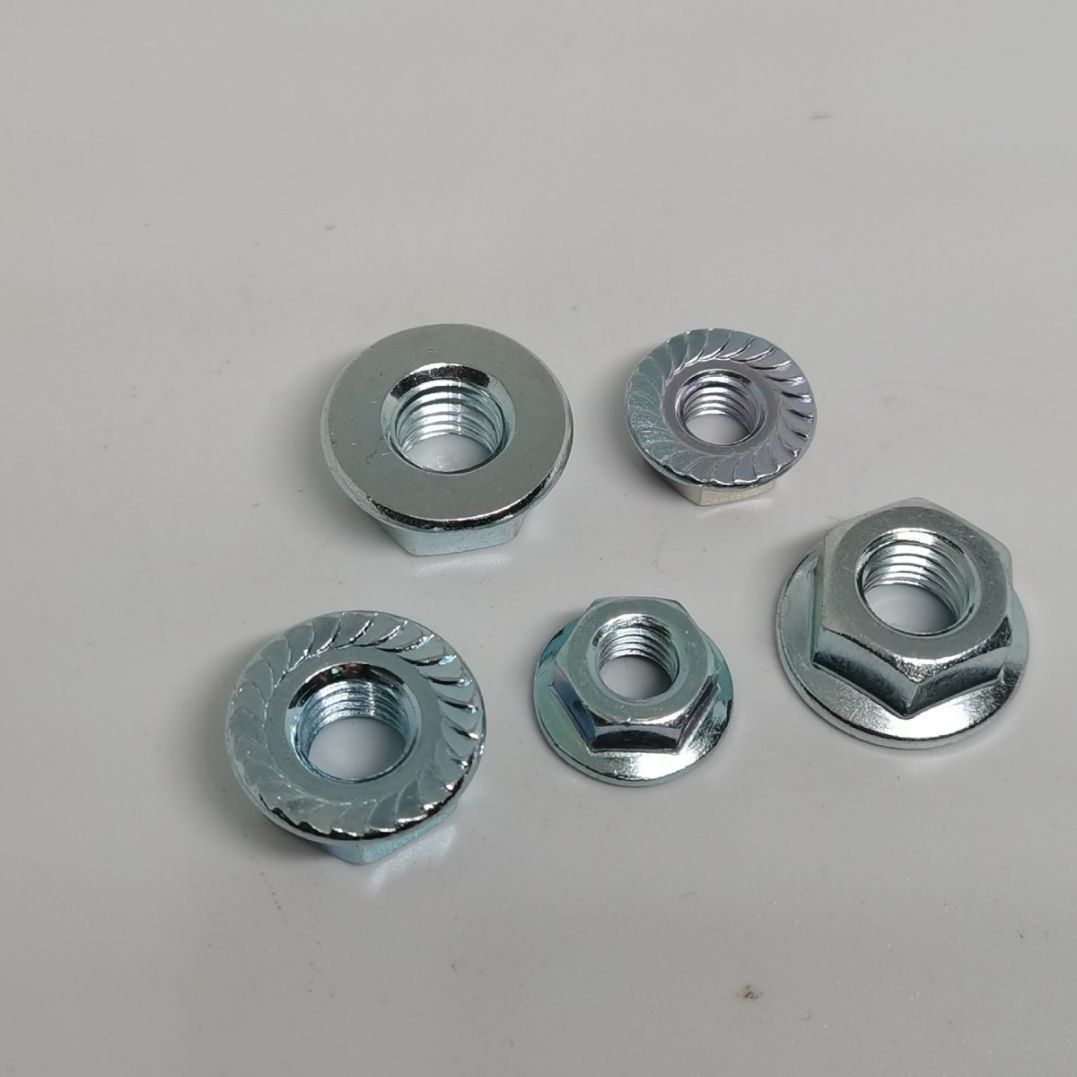 厂家专业生产法兰螺母 DIN6923 M3-M12带齿带花防滑 平底平面法兰