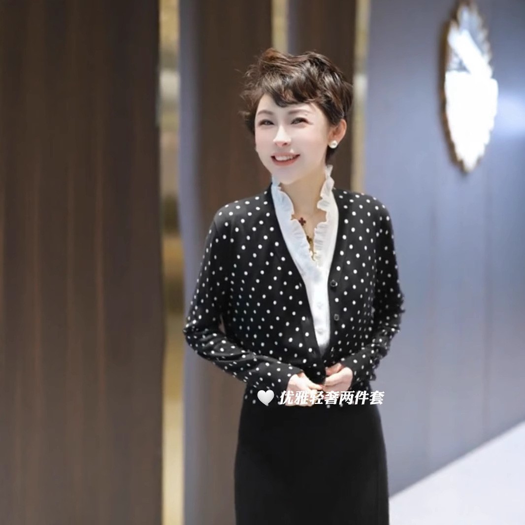 【两件套】早春精致轻奢波点V领开衫美搭花瓣领叠穿背心99392+T63