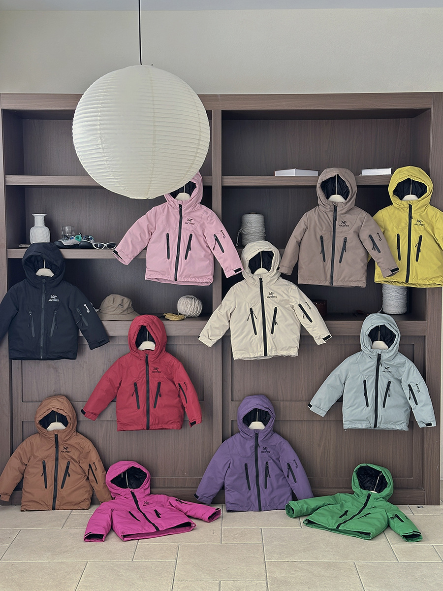 Otoño y invierno para niños ropa caliente a prueba de frío seda pluma ropa de niños hombres y mujeres ropa de asalto chaqueta con capuchón anti-temporada