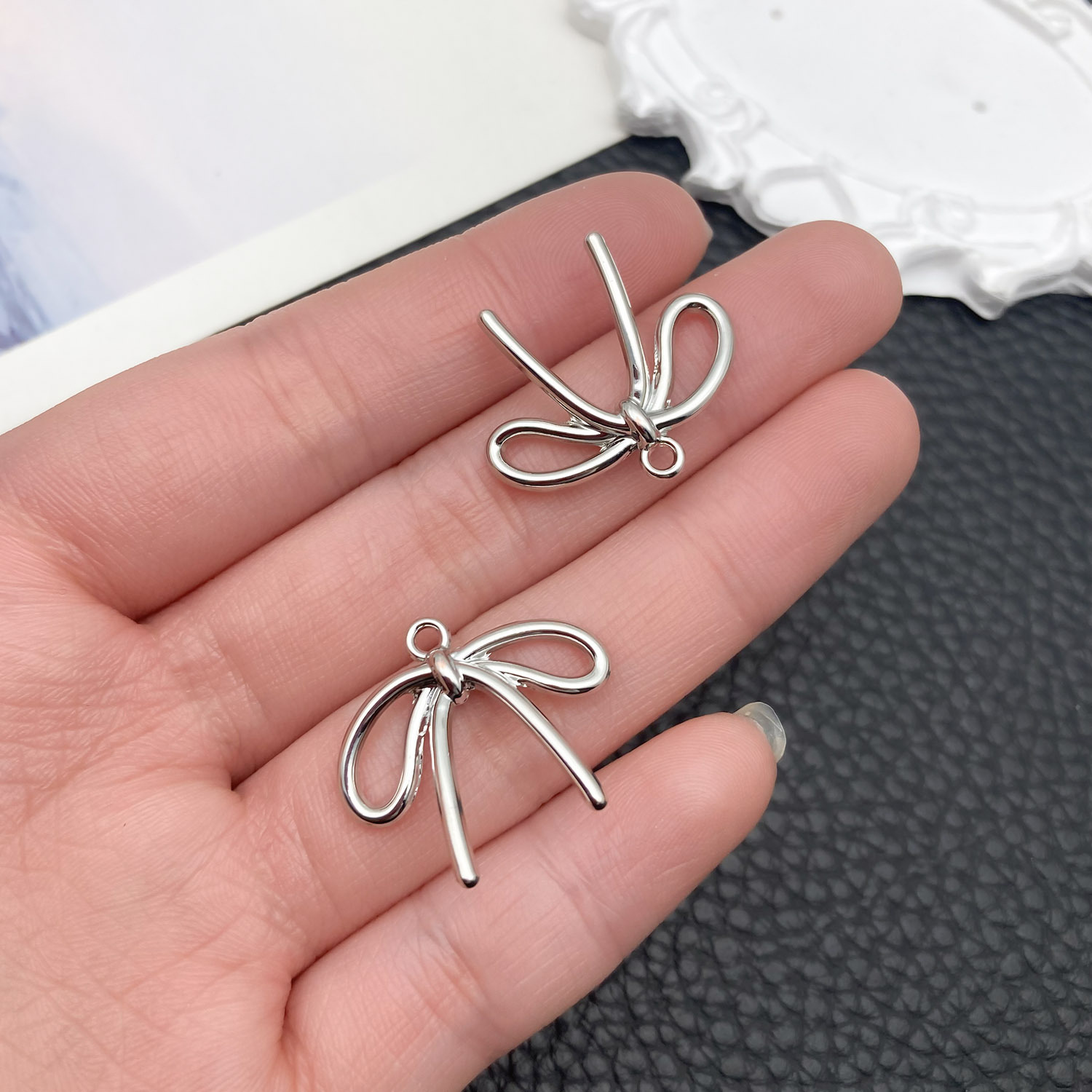 21401-DL-白k保色锌合金蝴蝶结20x23mm-1.4