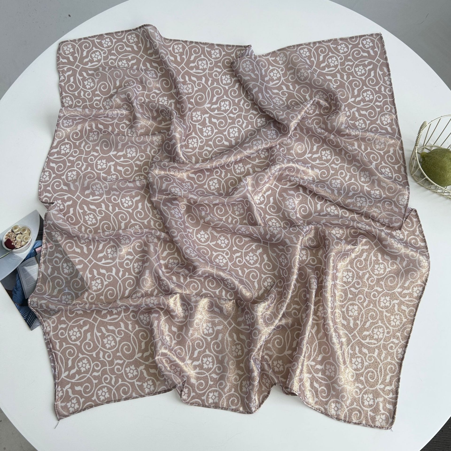 2025 Pañuelo brillante de moda europea y americana verano todo-fósforo nuevo estilo transfronterizo venta caliente bufanda de seda árabe 70 bufanda cuadrada pequeña