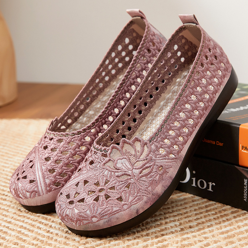 Zapatos de mujer con suela suave no cansan los pies de verano nuevos zapatos de tela viejos de Beijing zapatos de madres con un pie de zapatos de flores de flor de calzado chino