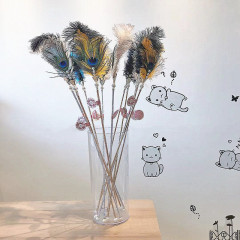 猫のおもちゃ新しい猫じゃらしスティックダチョウ + 孔雀の羽猫じゃらしのおもちゃインタラクティブベルペット用品卸売