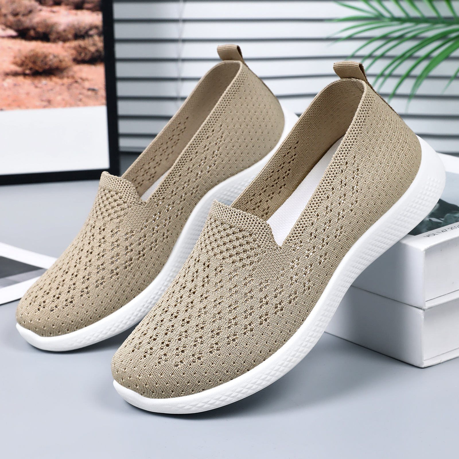 Zapatos de mujer de verano nuevos zapatos de tela plana un pedazo viejos zapatos de tela de Beijing zapatos de mamá zapatos superficiales zapatos