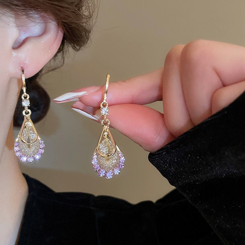 Pendientes de perlas de cristal de diamante de aguja de plata pendientes largos de lujo de Luz Retro europeo y americano pendientes dulces frescos de alto grado para mujeres