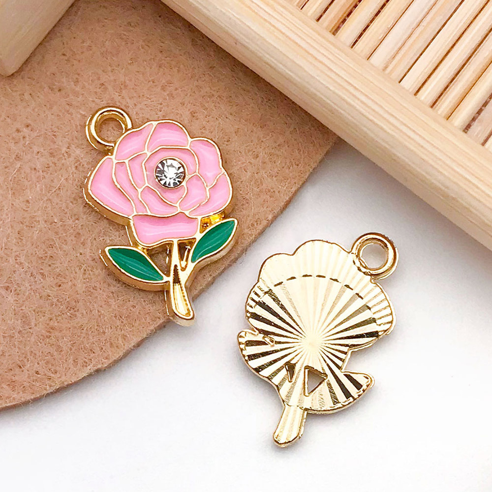 Colgantes esmaltados de flor de cerezo y margarita