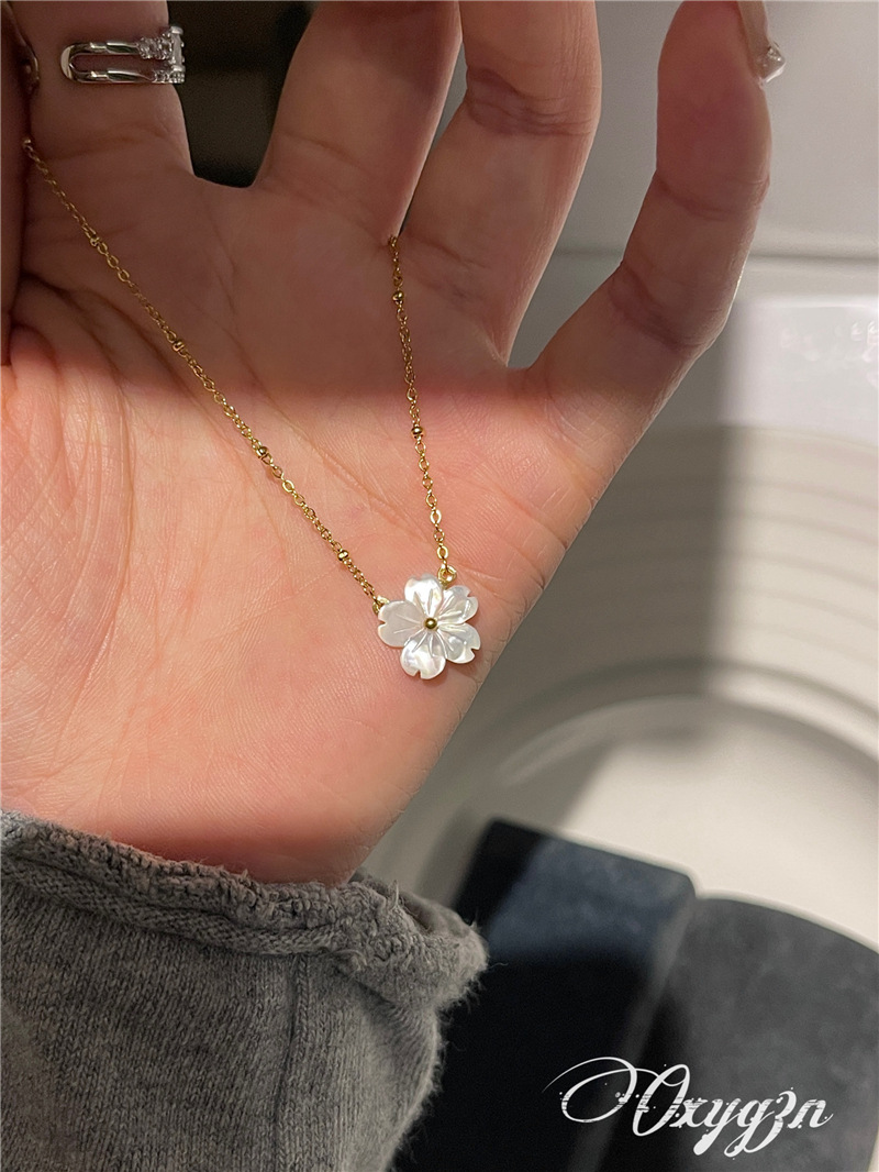 Women'S Gender Plating Design Sweet Flower Titanium Steel Plating Shell 18k Gold Plated Pendant Necklace