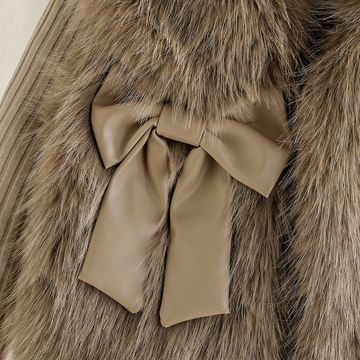 ファッショナブルな豪華な小さなベストと長袖ラウンドネックトップ + PU レザープリーツスカート女の子のための 3 点セットソースファクトリー