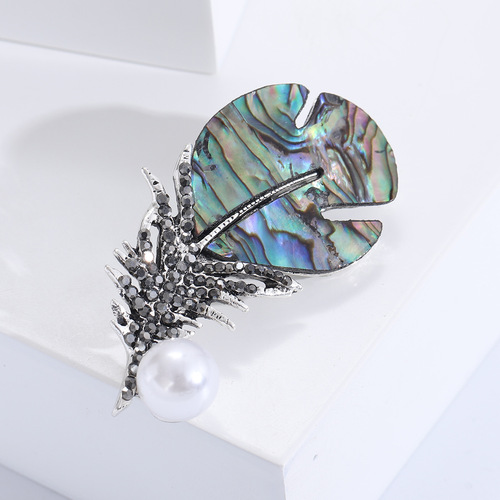 Japanese and Korean Fashion Creative Shell Feather Brooch High-End Suit Lapel Pin Elegant Cheongsam Anti-Slip Pin Accessory for Women