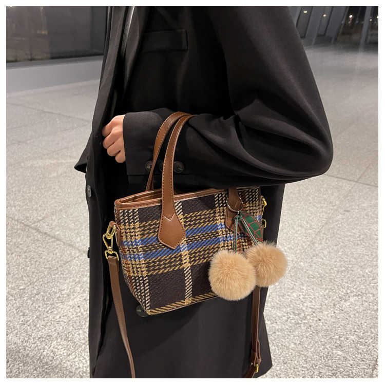 Simple Woolen Fashionable Large-capacity One-shoulder Messenger Bag display picture 2