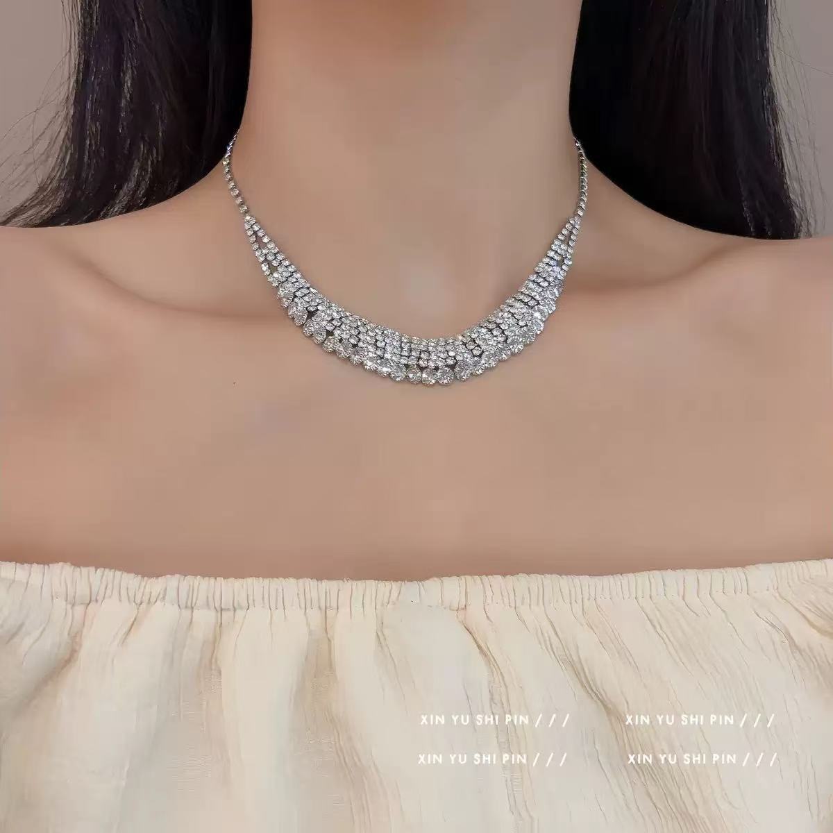 Industria pesada temperamento destellante diamante gota de agua collar de borla temperamento vestido de noche con moda exquisito collar de moda de lujo ligero mujeres