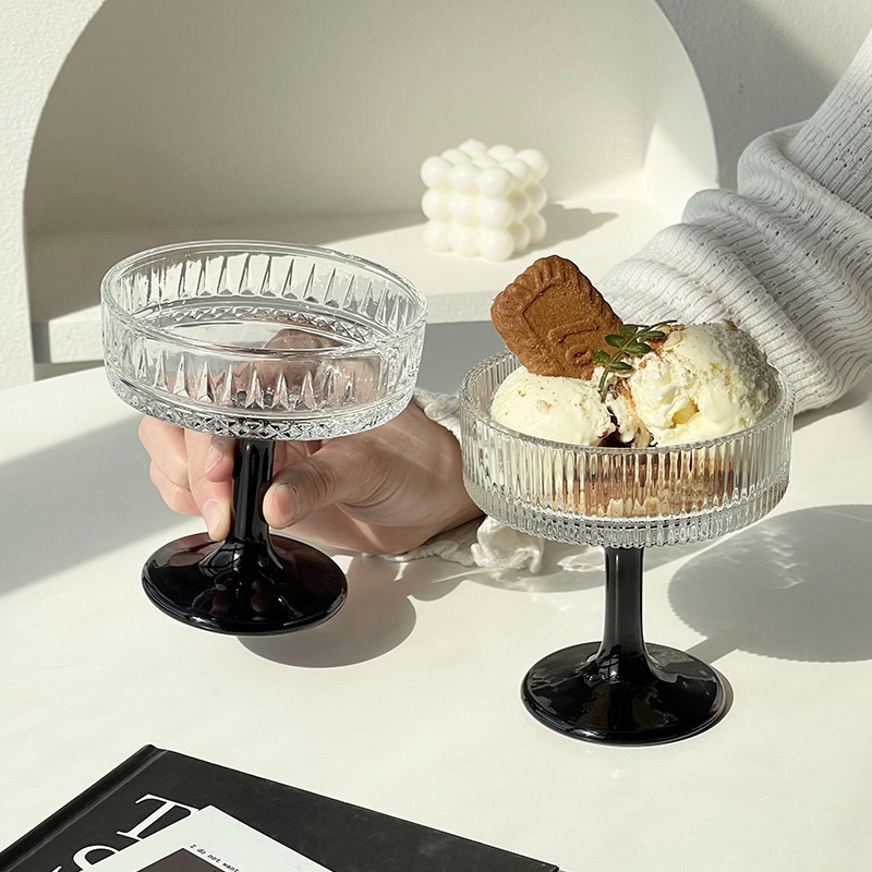 Taza de helado de alto pie tallado de flores casera de verano bebida fría taza de yogur pudín afgaido taza de helado de postre