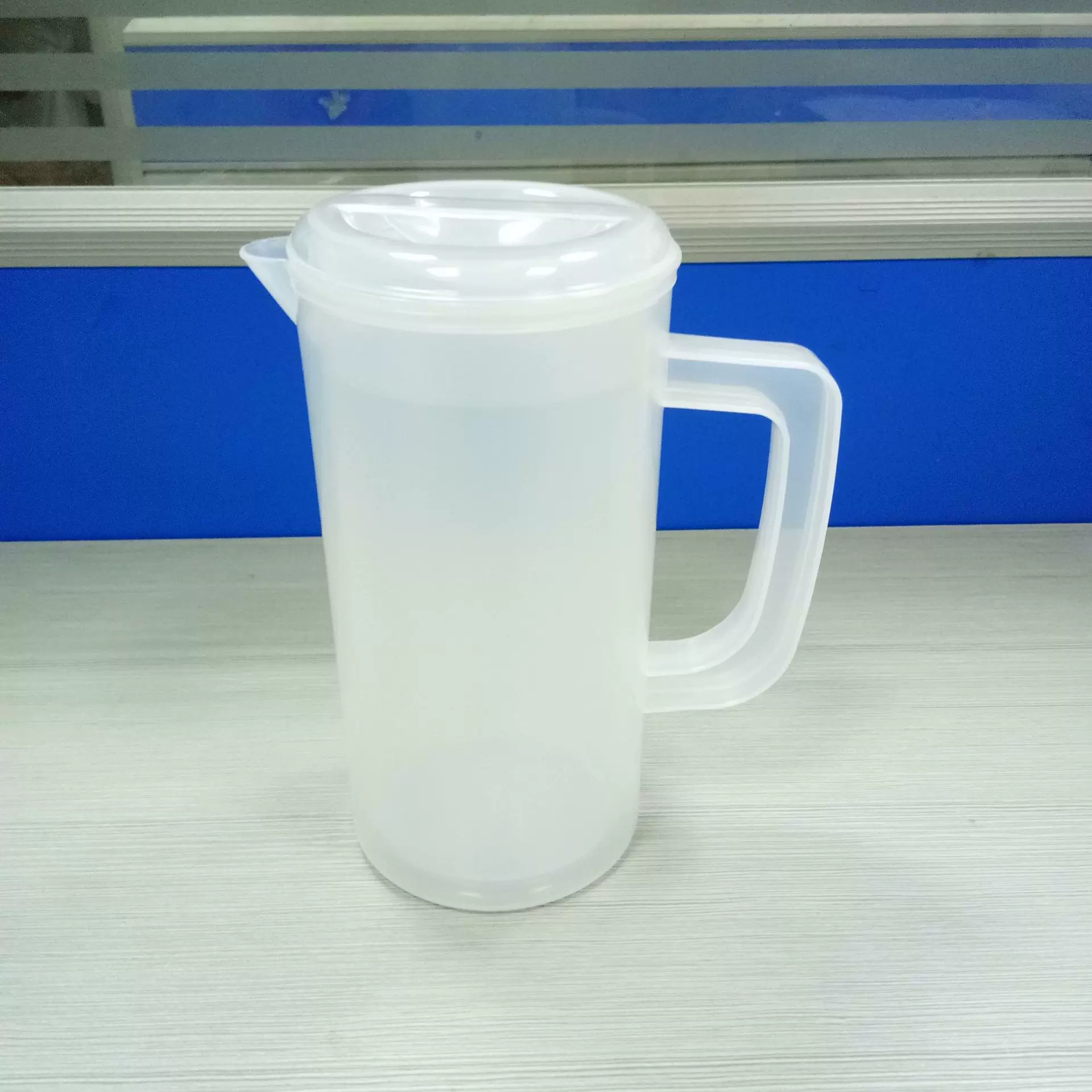 双层带盖塑料果汁壶40oz塑料保温壶大容量PP家用冷水壶餐厅茶水壶