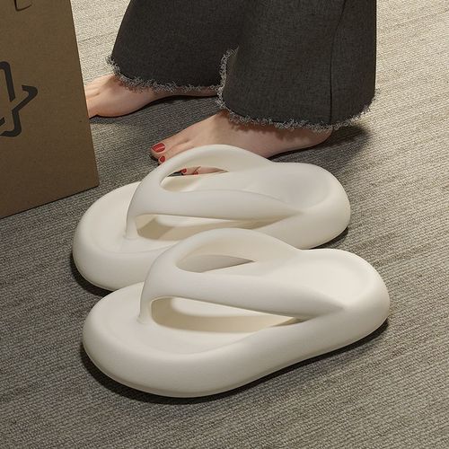 New thick-soled flip-flops for women in summer, she is wearing simple ins trendy beach sandals for women