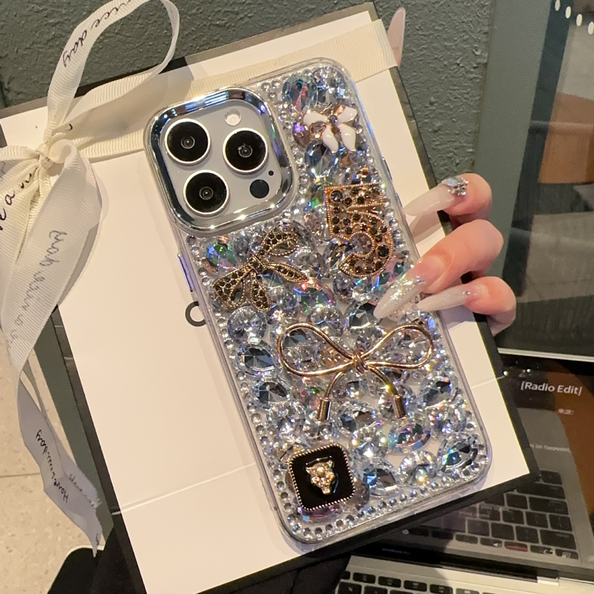 Schutzhülle für iPhone 17, 16, 15, 14, 13, 12, 11 Pro, Pro Max, Plus 15 – Luxus-Handyhülle mit kleinem, duftenden Schleifenmotiv, Premium-Qualität, weiche Volldiamant-Hülle_voghion.com