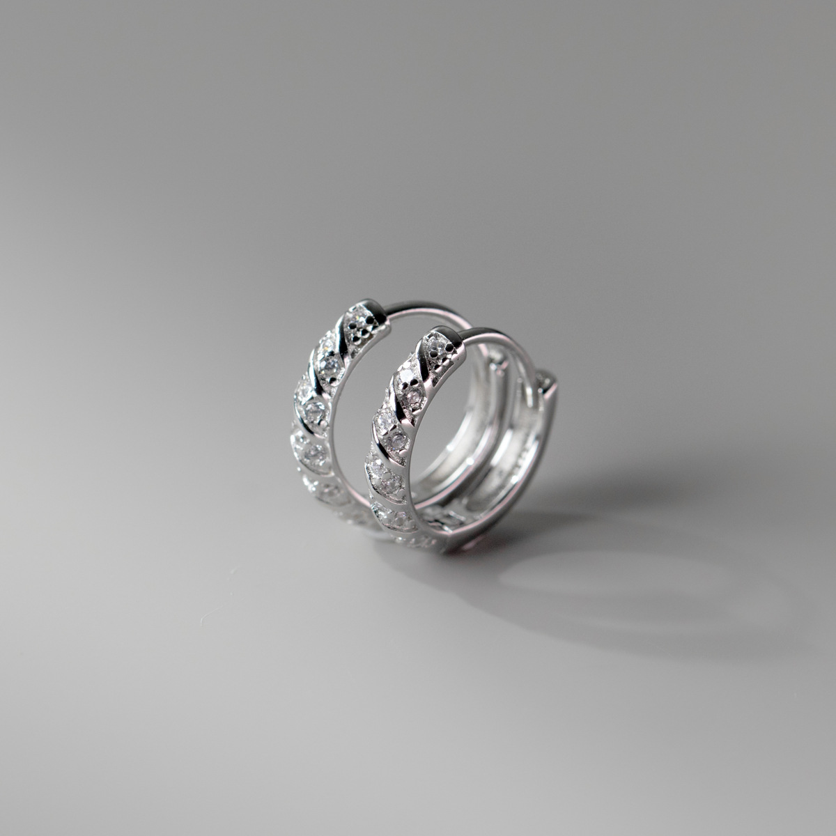 Eloch s925 plata retro in diamantes compactos pernos de orejas torcidos ligeros de lujo torsión orejas de alta calidad M03496