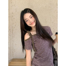 紫色条纹斜肩短袖T恤女夏季修身显瘦韩系露肩设计辣妹上衣女批发