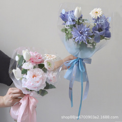 笑顔の花束の包装袋の透明な多枝のバラのヒマワリの花の袋は花の材料を並べます。