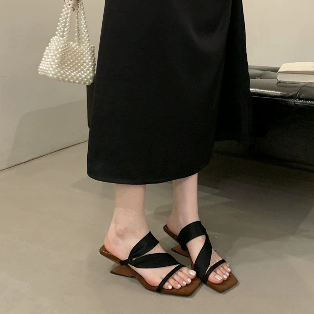 Small design summer universal slippers, bright catchy style
