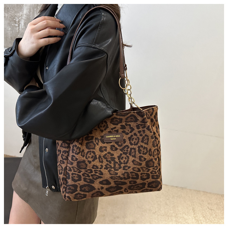 A new velvet leopard print single-shoulder bag and hand-held tote bag for women's casual commuting in autumn and winter 2024 undefined